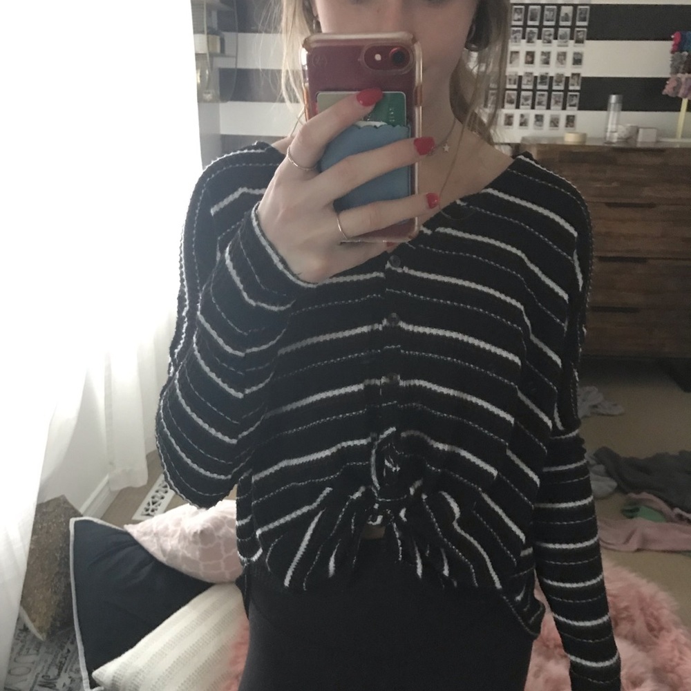 striped button up sweater! 🖤❤️